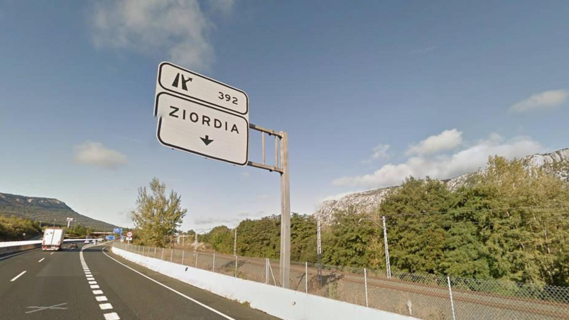 Gurelur denuncia un vertido ilegal de toneladas de ropa usada en Ziordia