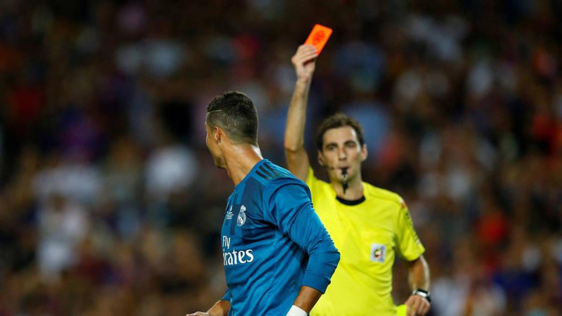 De Burgos Bengoetxea, en un partido de 2017, expulsa a Cristiano Ronaldo.