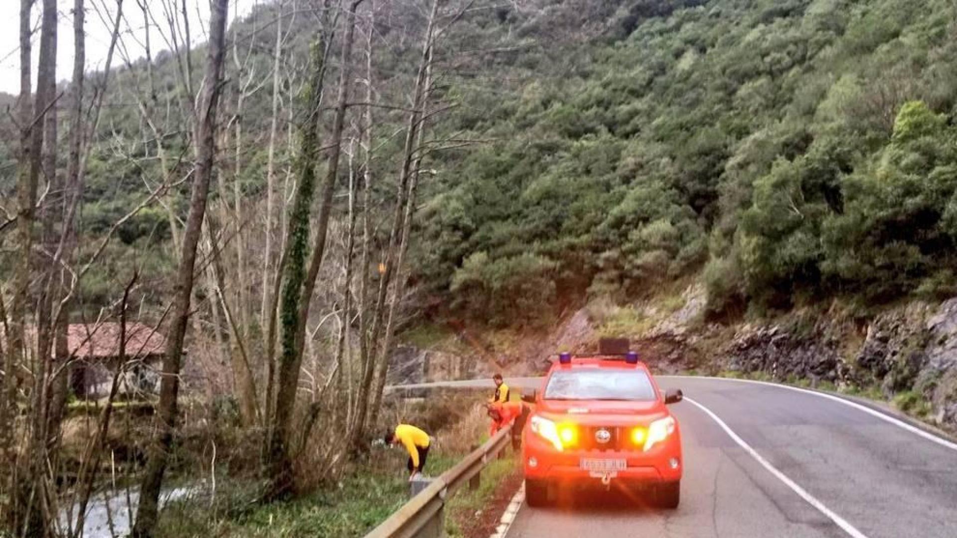 Bomberos forestales del parque de Auritz intervienen en la carretera NA-1300.