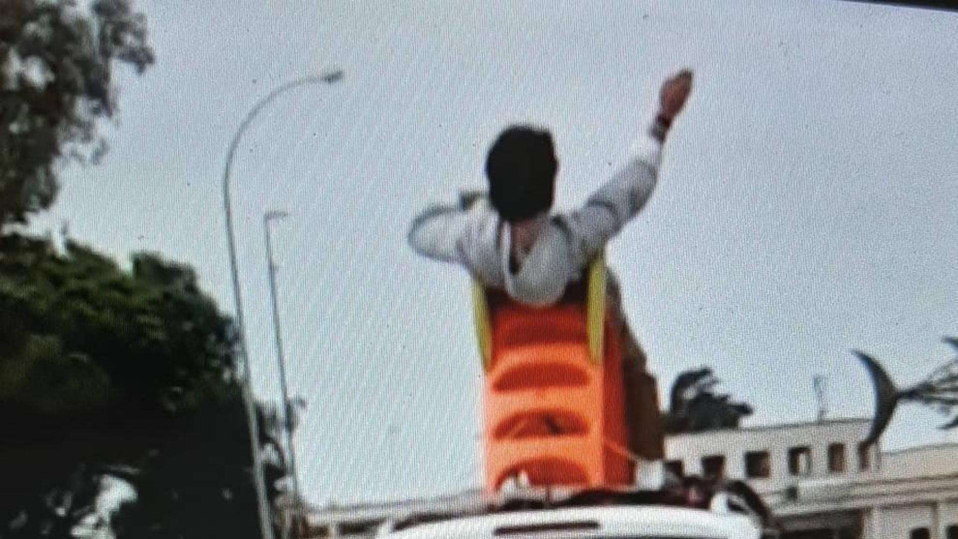 Dos denunciados contra la seguridad del tráfico tras circular en el techo del coche subido a un tobogán