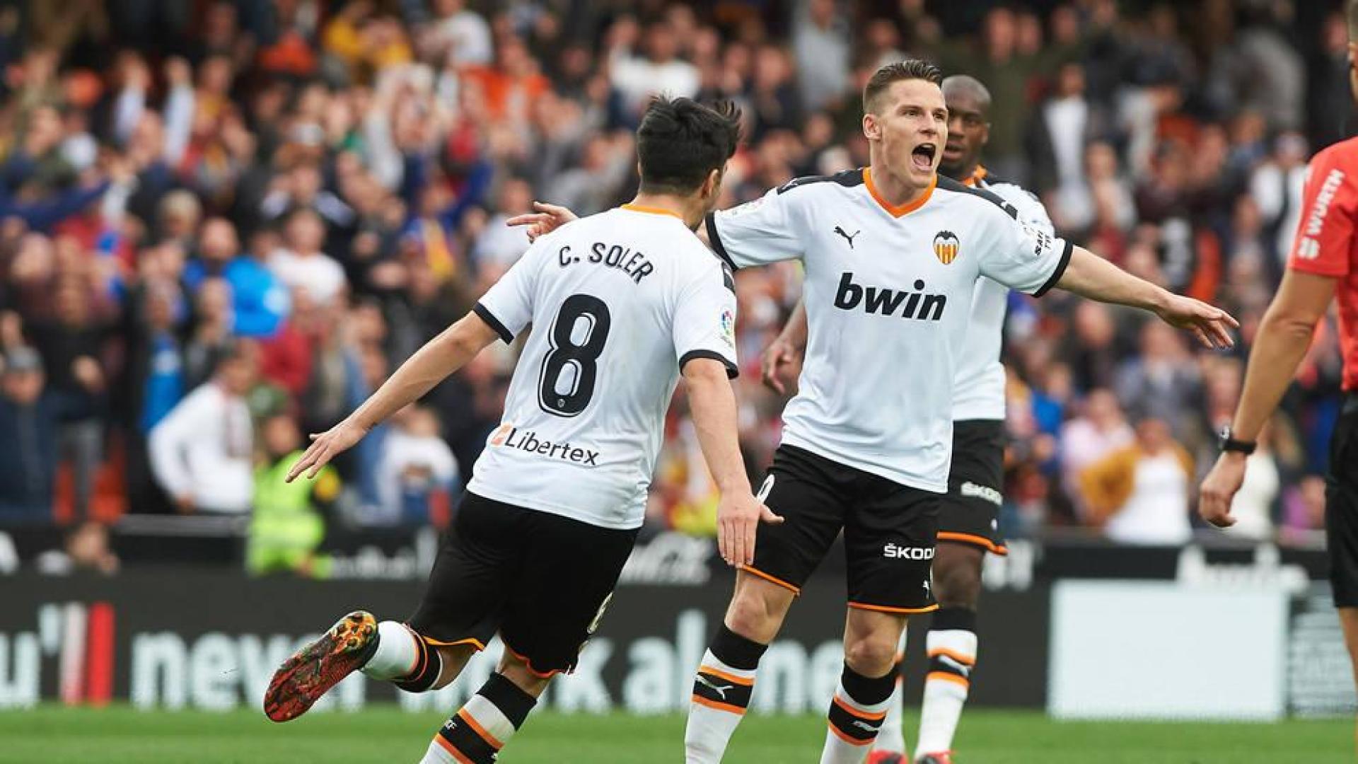 Kevin Gameiro, delantero del Valencia, celebra un gol en el partido contra el Betis.