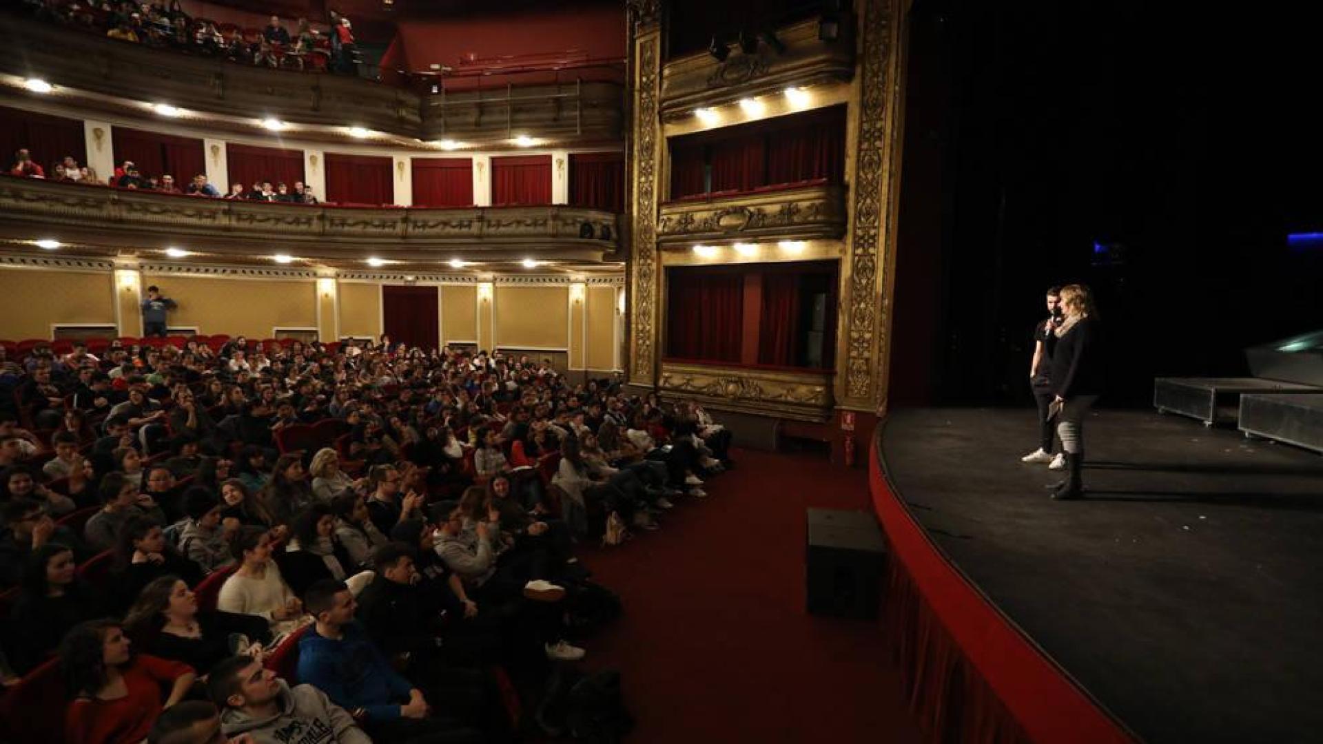 Casi 1.200 alumnos navarros acuden al Gayarre a ver la obra 'Barro'