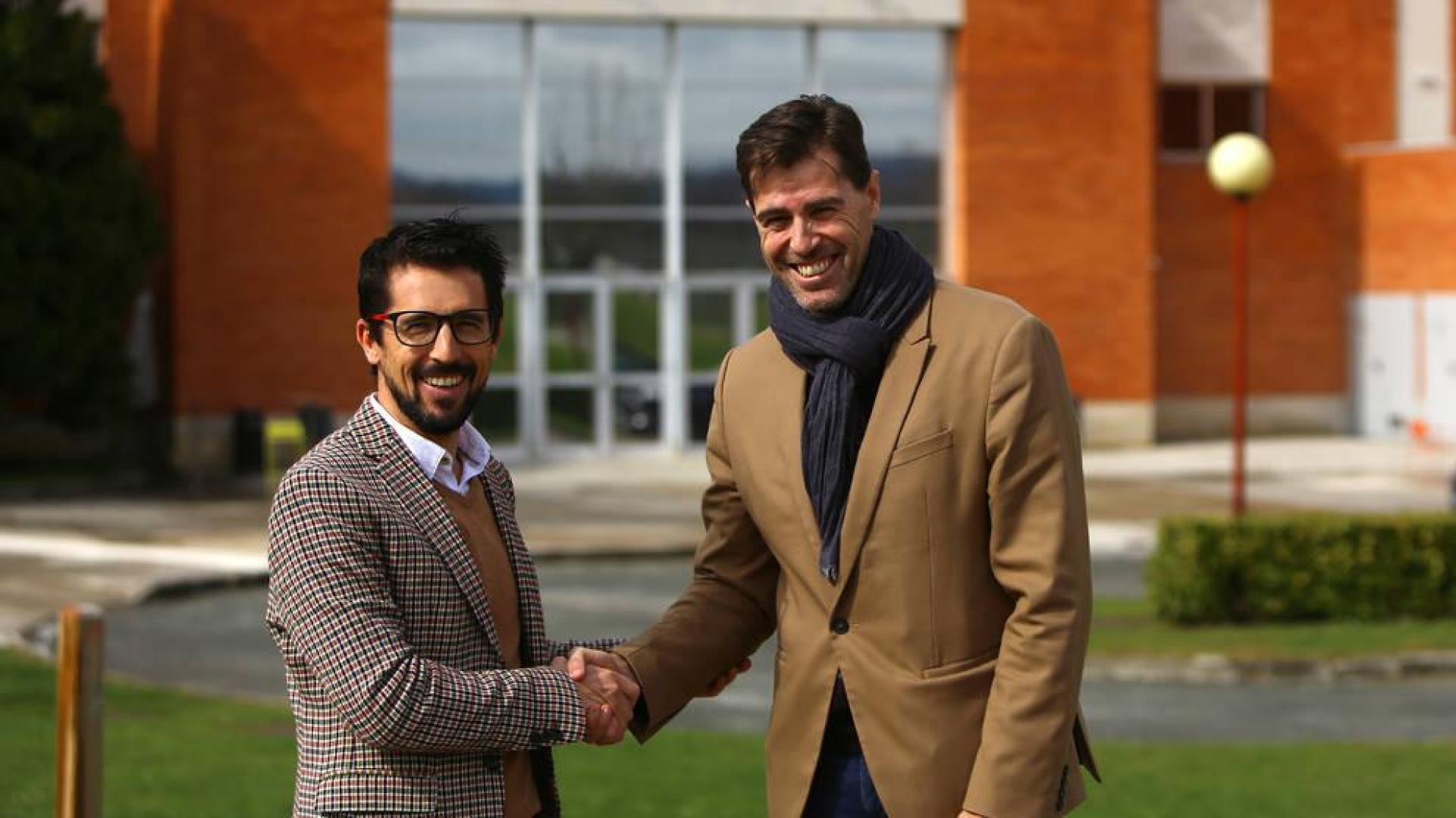Rodrigo Domínguez y Raúl Chapado, este martes en el campus de la Universidad de Navarra, junto al polideportivo.