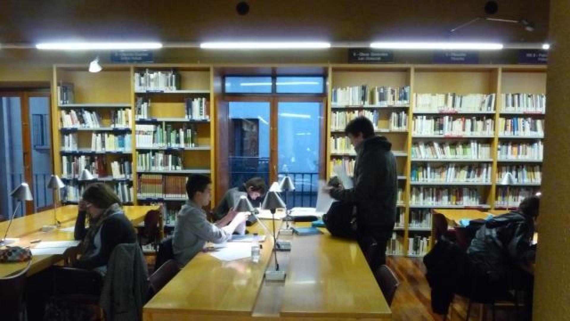 Imagen de la sala de estudio de la biblioteca pública de Estella. 	MYRIAM MUNARRIZ