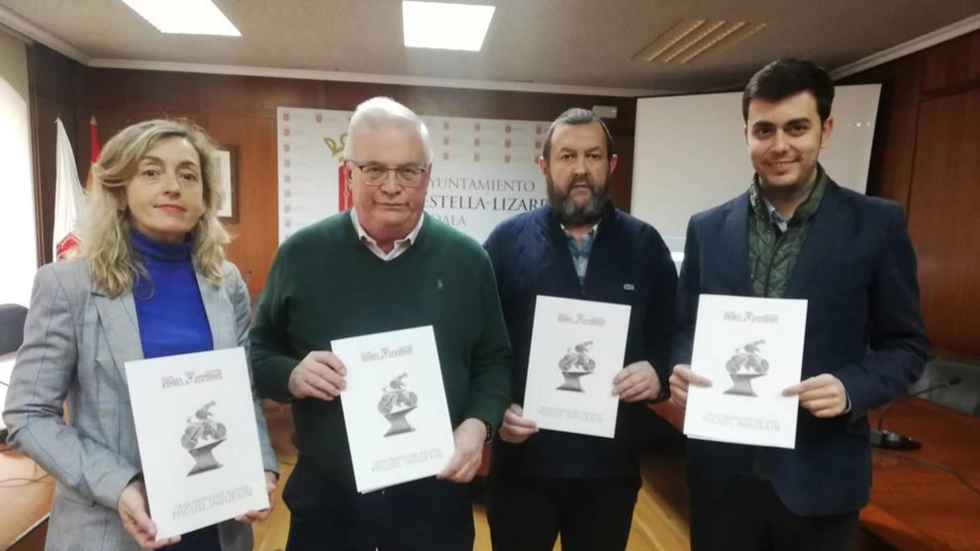 La edil de Deportes del Ayuntamiento de Estella, Marta Azcona; el director del INDJ, Miguel Ángel Pozueta; el presidente del Club Ciclista Estella, Miguel Ángel García Mitxelena; y el alcalde, Gonzalo Fuentes.