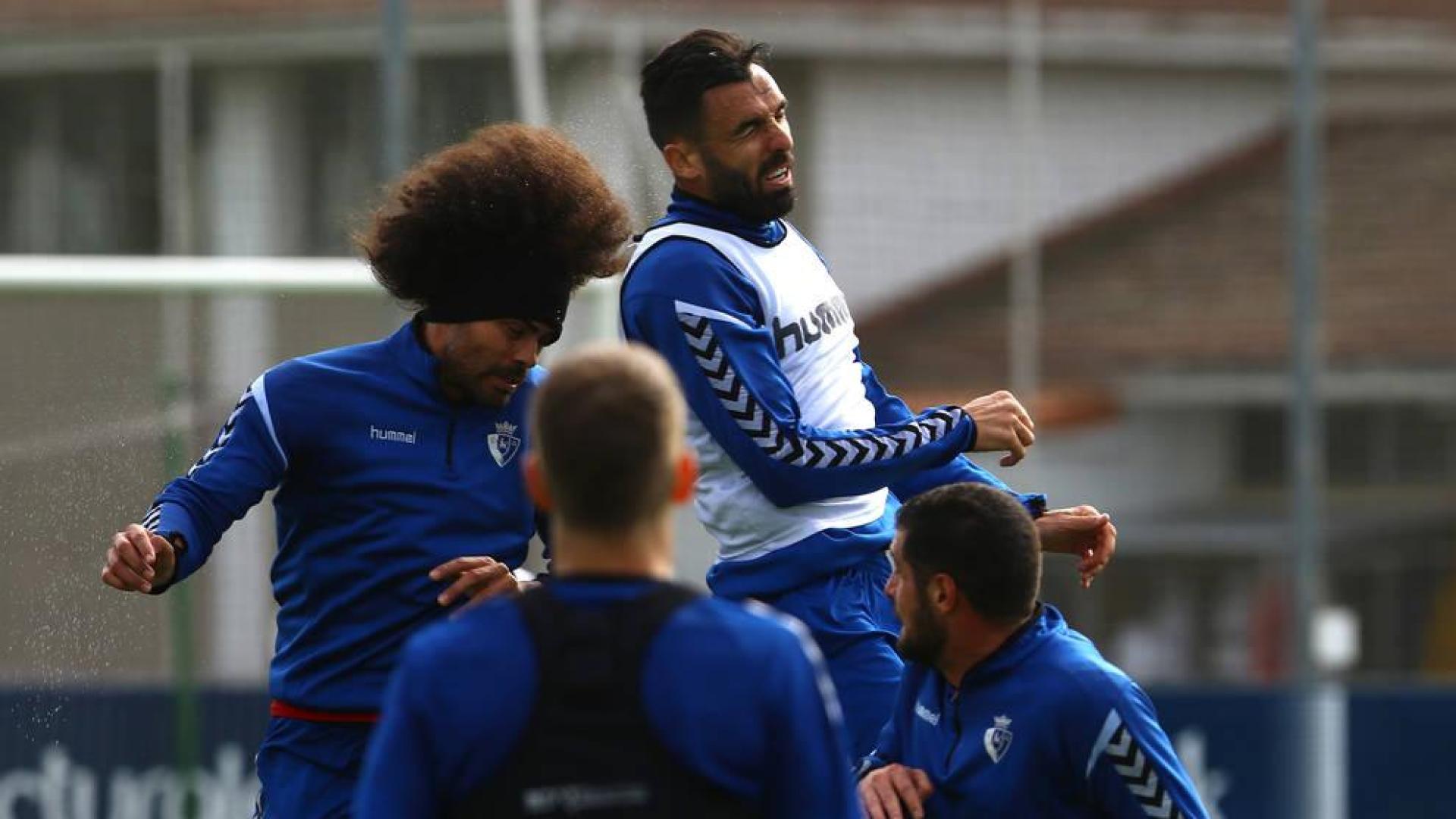 Aridane disputa un balón aéreo con Enric Gallego en el entrenamiento de este miércoles.