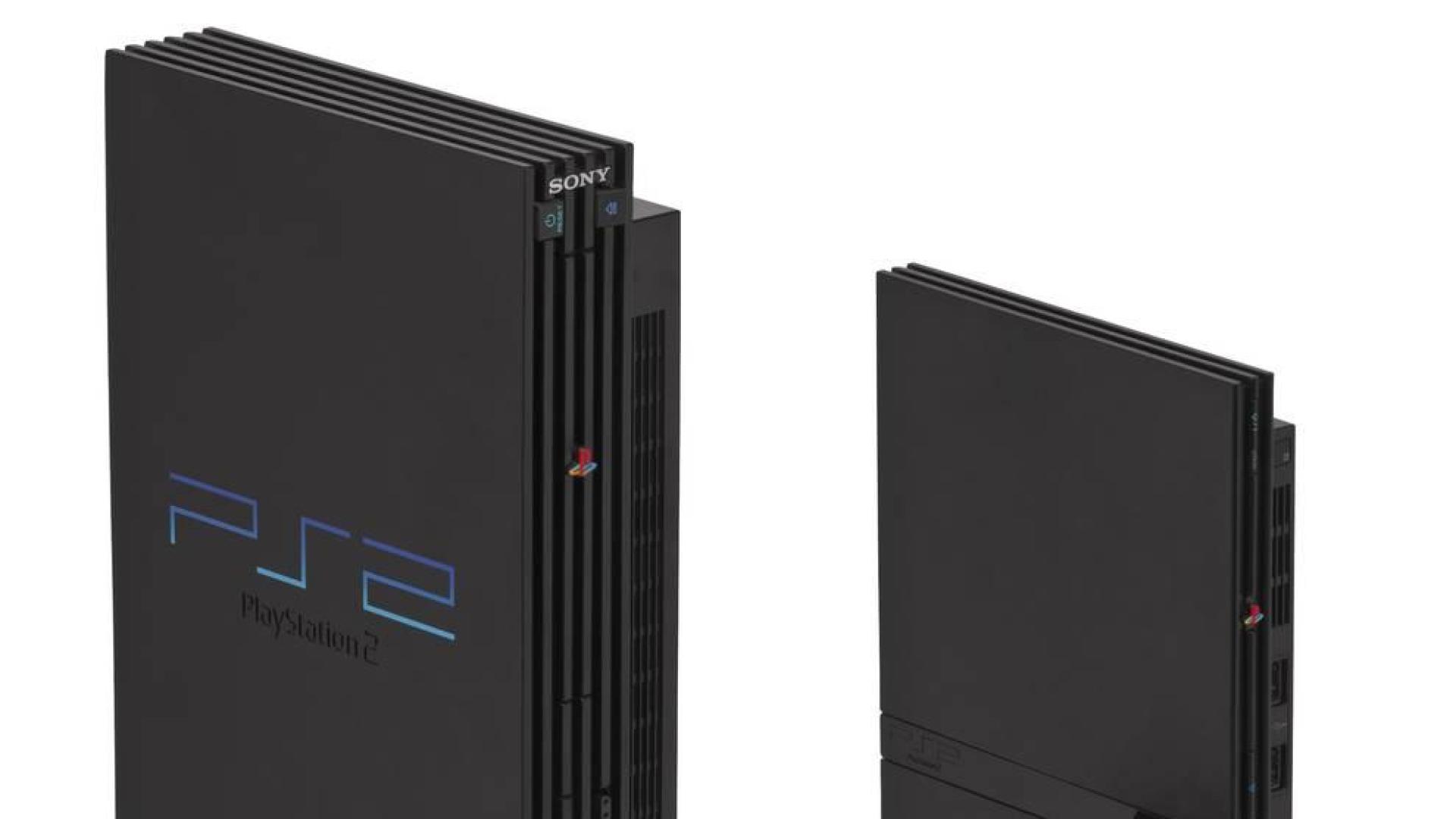 El primer diseño de la PlayStation 2; a la derecha, la revisión de 2004