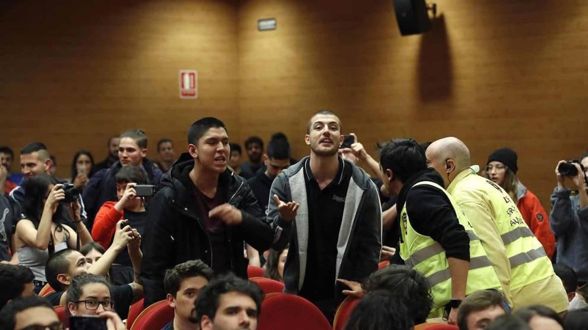 Dos de los jóvenes que han tratado de boicotear el acto de Pablo Iglesias.