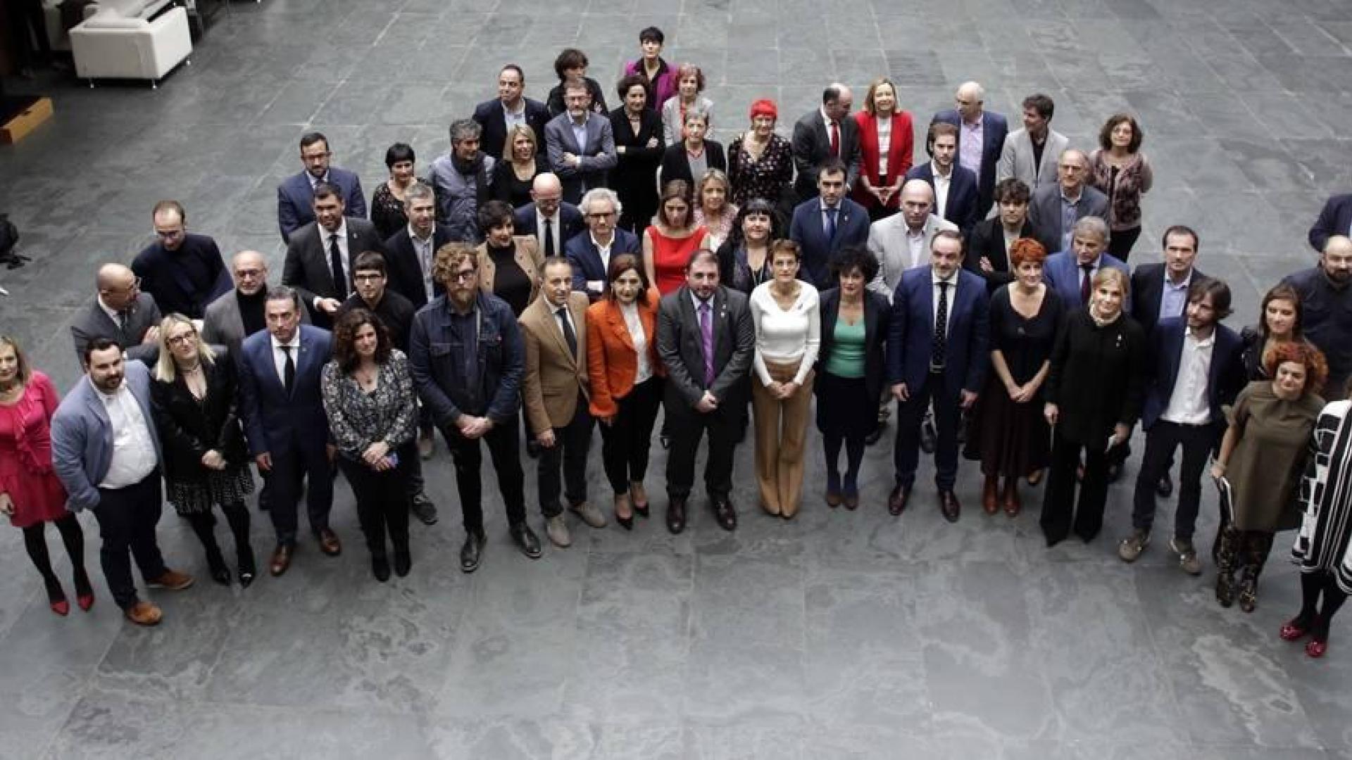 ACTO POR EL DÍA INTERNACIONAL DE LA MUJER. A las 12 del mediodía, el pleno del Parlamento se detuvo y todos acudieron al atrio de la Cámara para celebrar un acto institucional con motivo del 8 de Marzo. Intervinieron los presidentes del Gobierno y del Parlamento, María Chivite y Unai Hualde, y los portavoces. A su conclusión, posaron para una fotografía.
