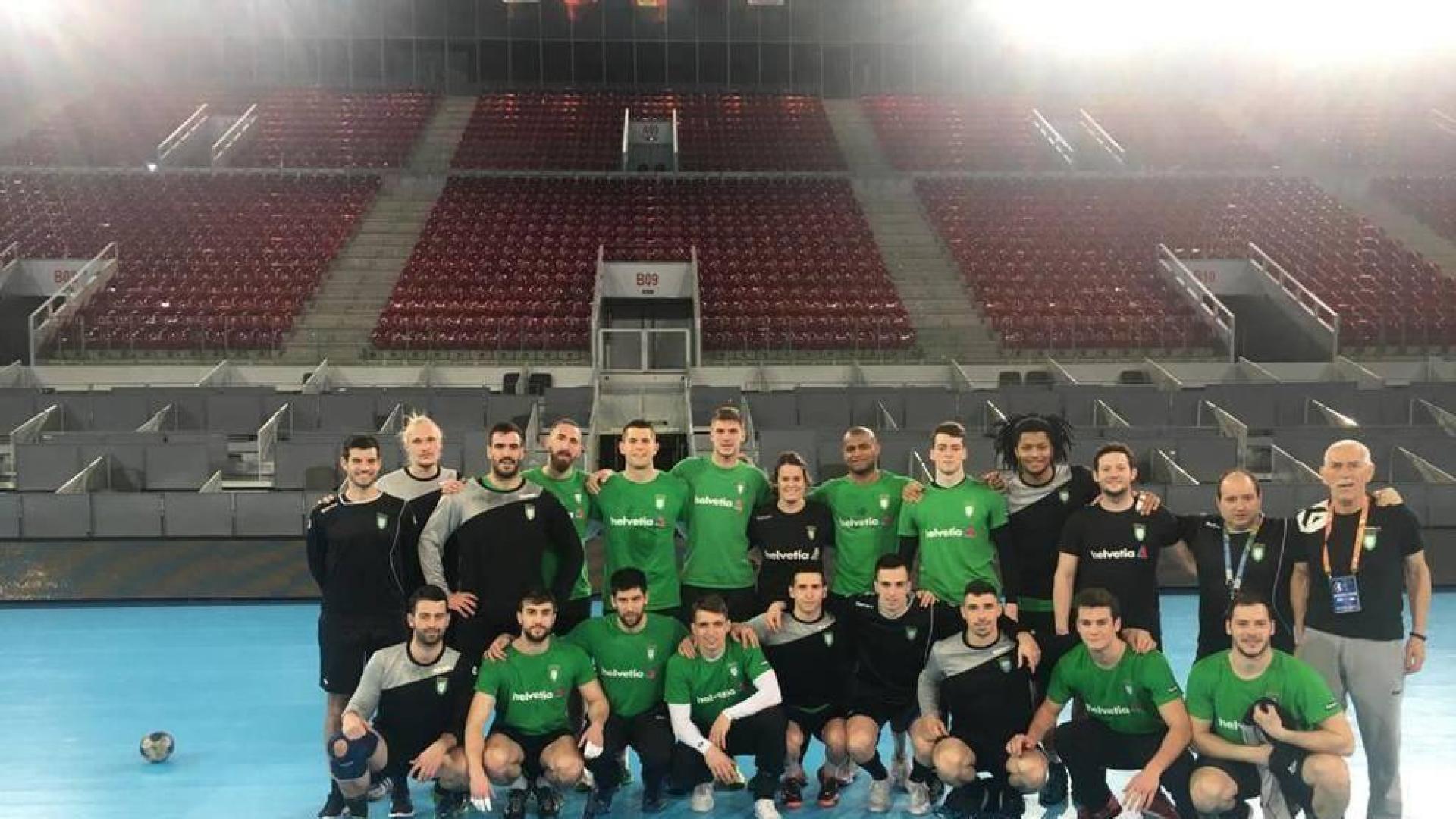 La plantilla y el cuerpo técnico del Helvetia Anaitasuna tras el entrenamiento realizado este jueves en la Caja Mágica.