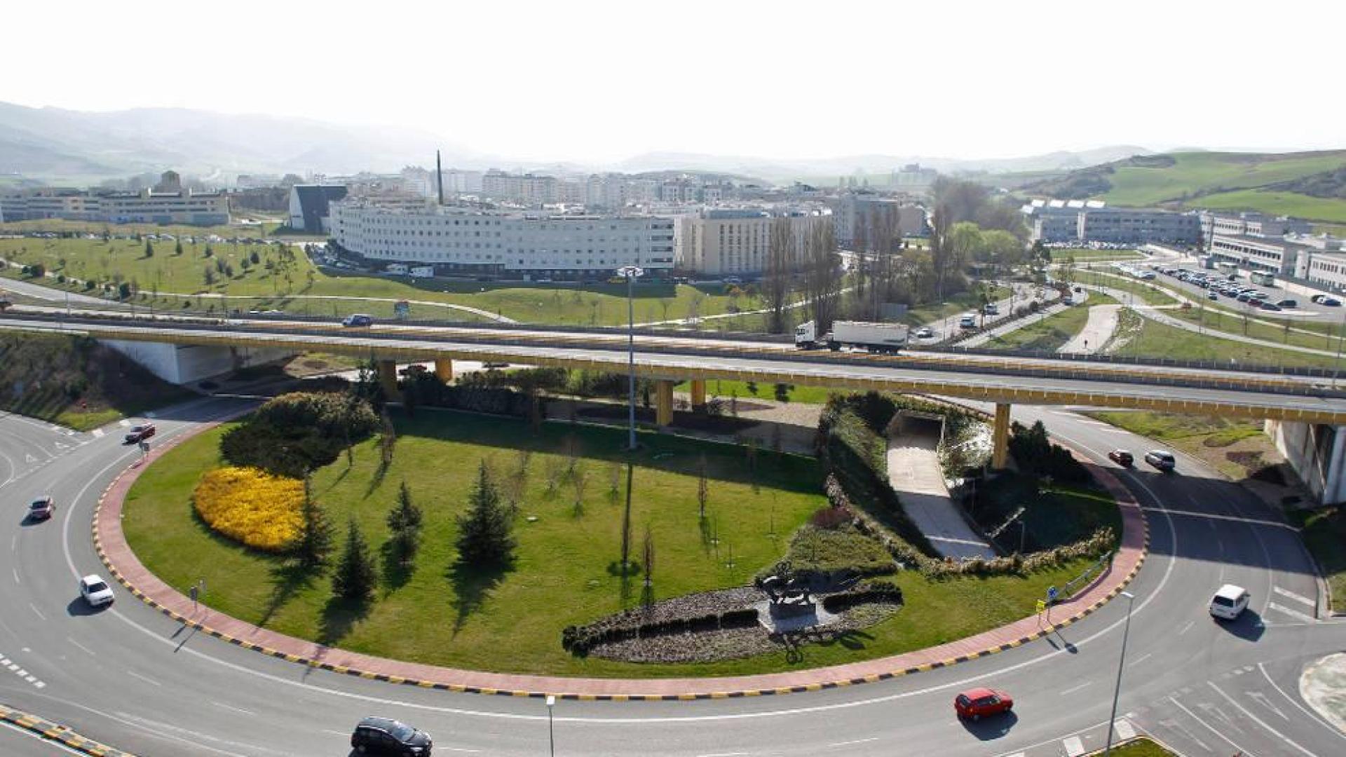 Un ciclista herido tras ser atropellado en la rotonda de Sarriguren