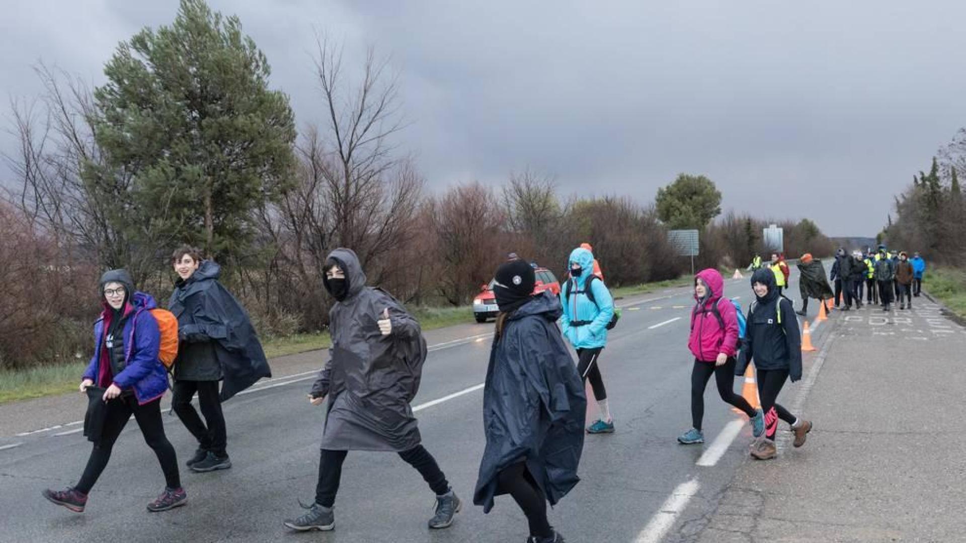 La Ribera peregrina contra el frío y la lluvia