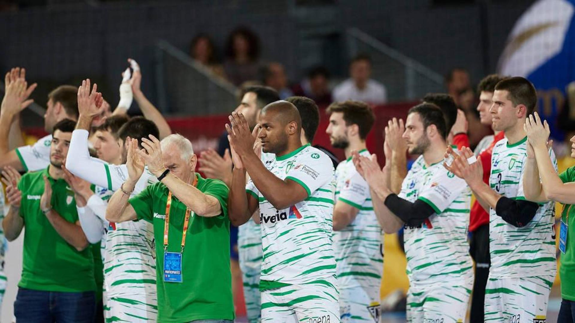 Los jugadores del Helvetia Anaitasuna aplauden al público tras caer eliminados en el partido de cuartos ante el Cuenca.