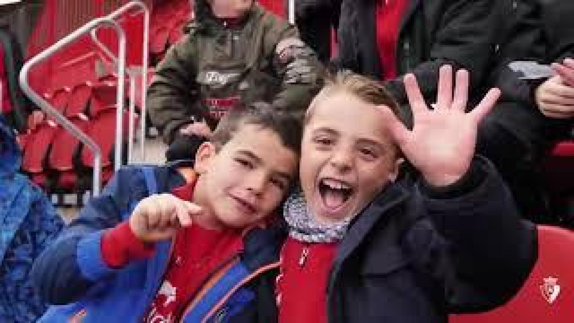 Osasuna entrena con los niños de la Fundación de público