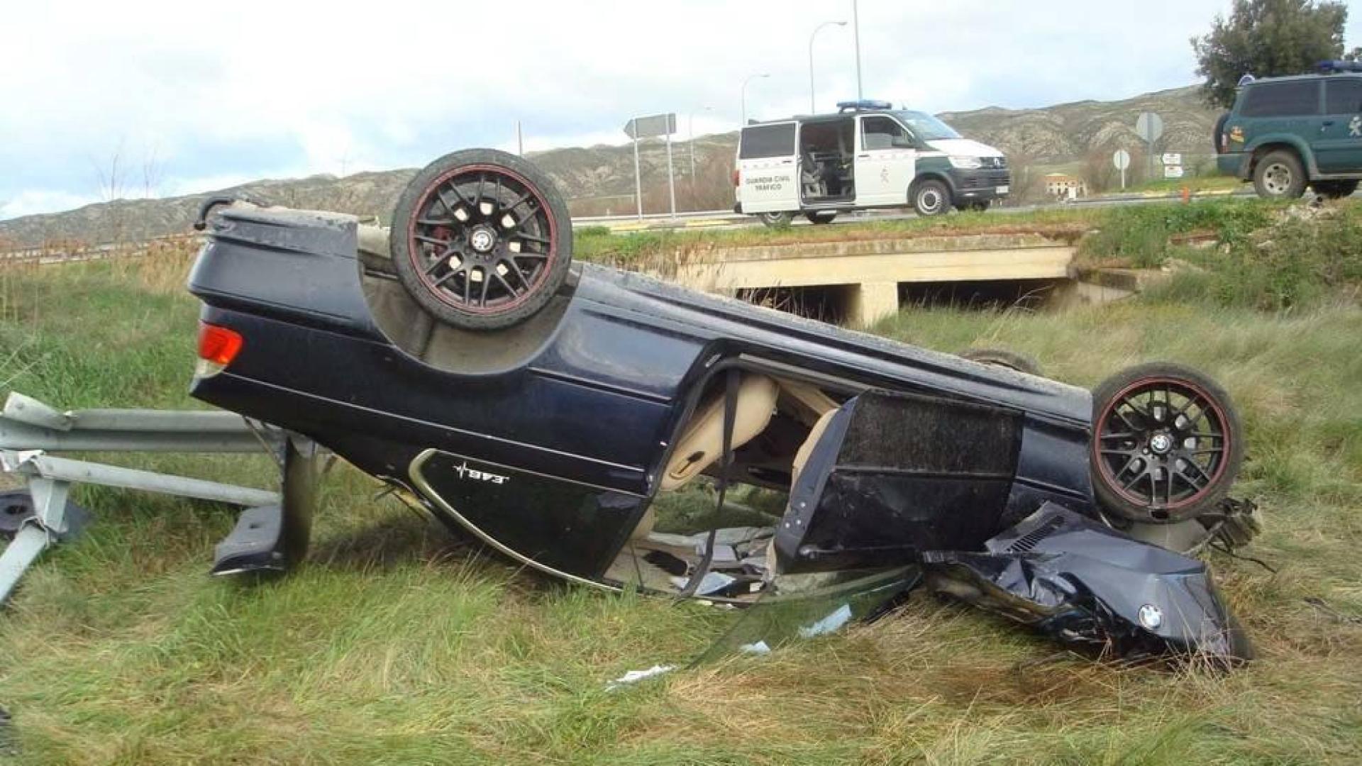 Dos personas heridas tras la salida de vía y vuelco de un coche en Peralta