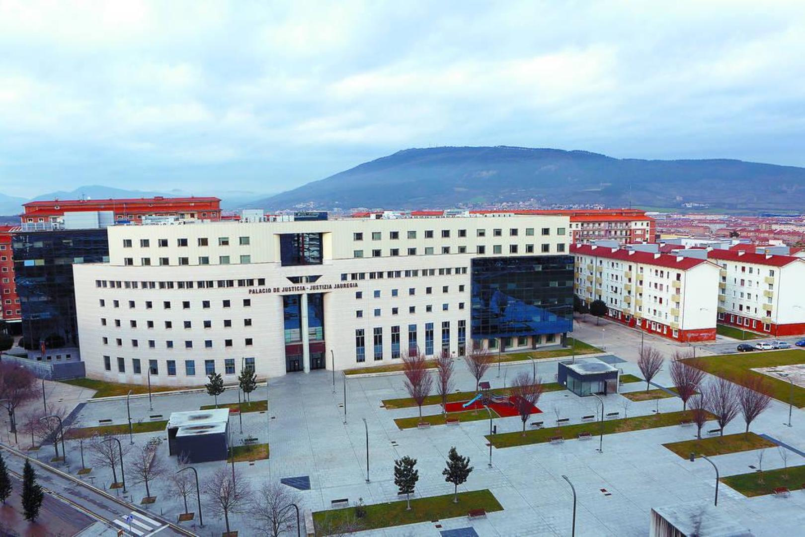 Plaza Luis Elío, frente a la Audiencia de Navarra.
