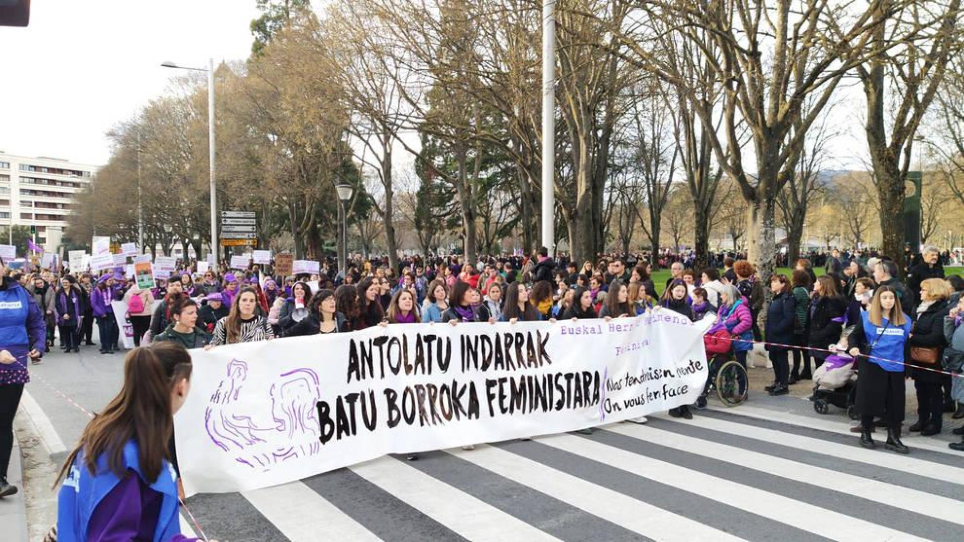 Miles de personas marchan desde Antoniutti por los derechos de la mujer
