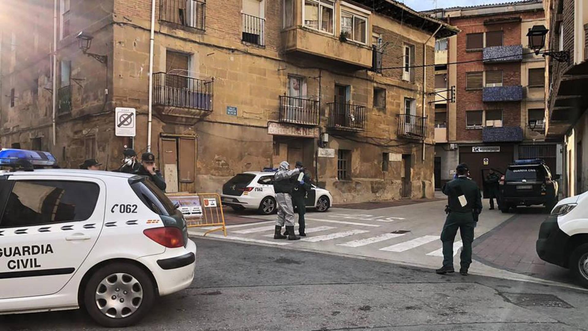 La Guardia Civil, con trajes especiales, notifica el aislamiento en Haro