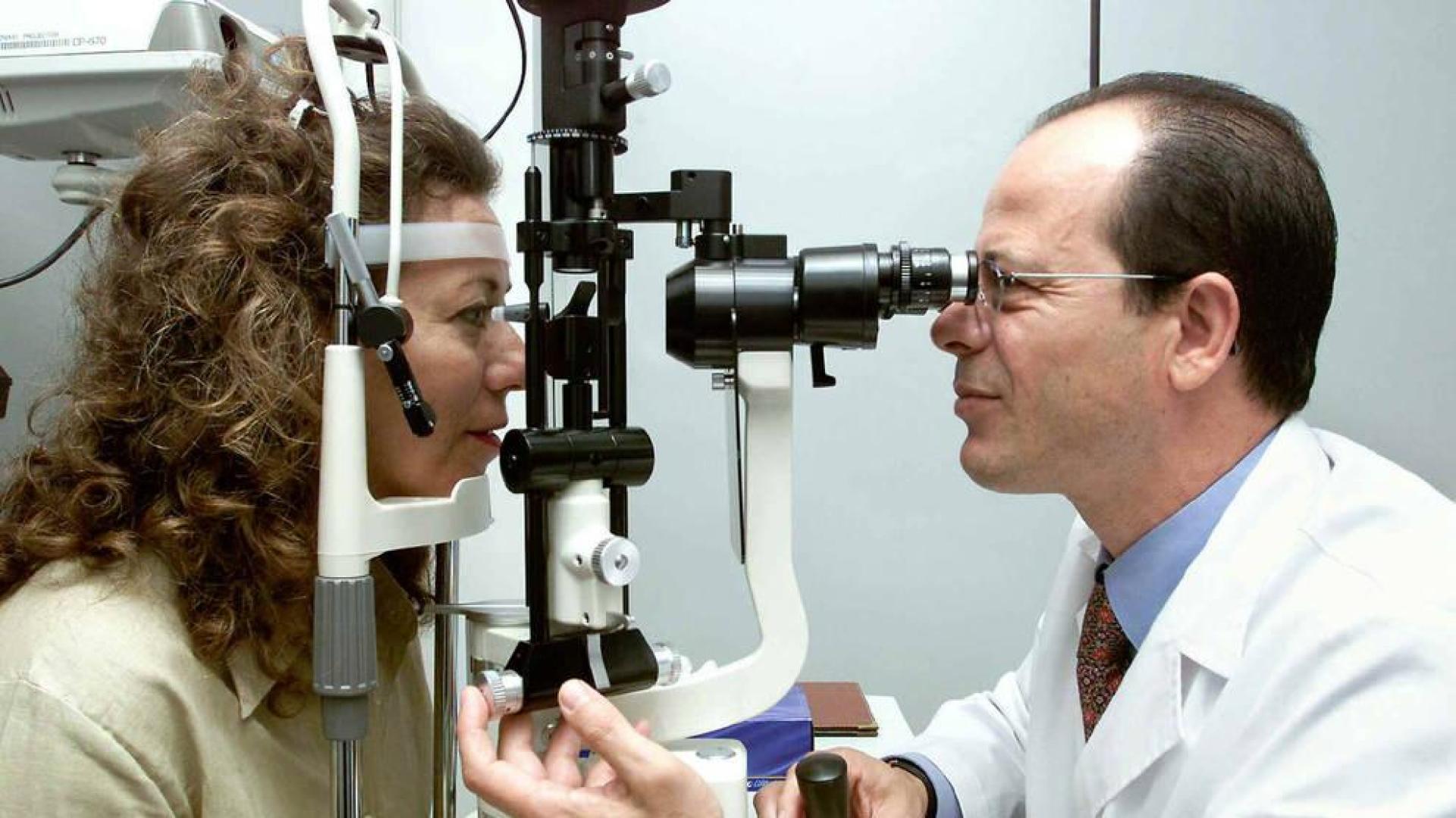 Un oftalmólogo examinando a una paciente la presión intraocular para prevenir el glaucoma
