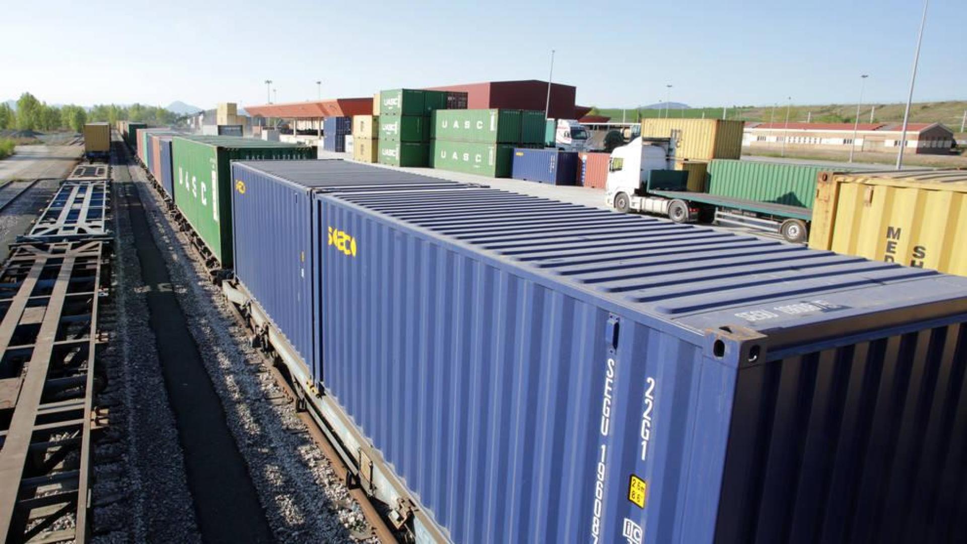 Un tren de mercancías en la estación intermodal de Noáin
