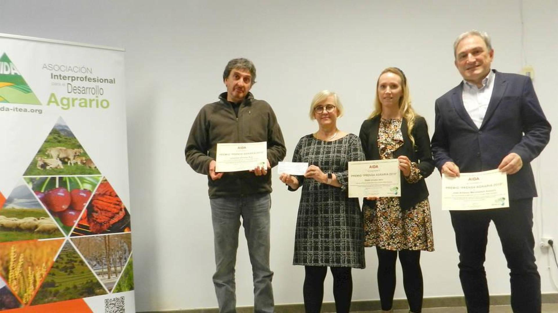 De izda. a dcha.: Leopoldo Alfonso, Clara Marín (Presidenta de AIDA), Olaia Urrutia y José Antonio Mendizabal en el acto de entrega del premio.