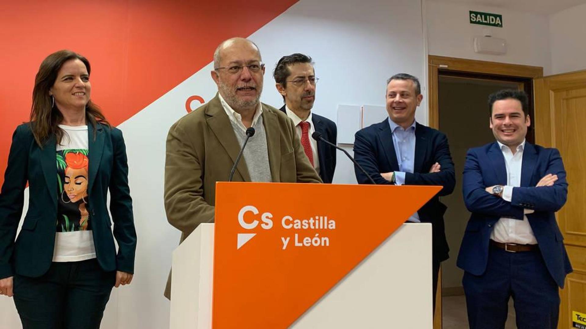 Francisco Igea interviene ante los medios de comunicación.