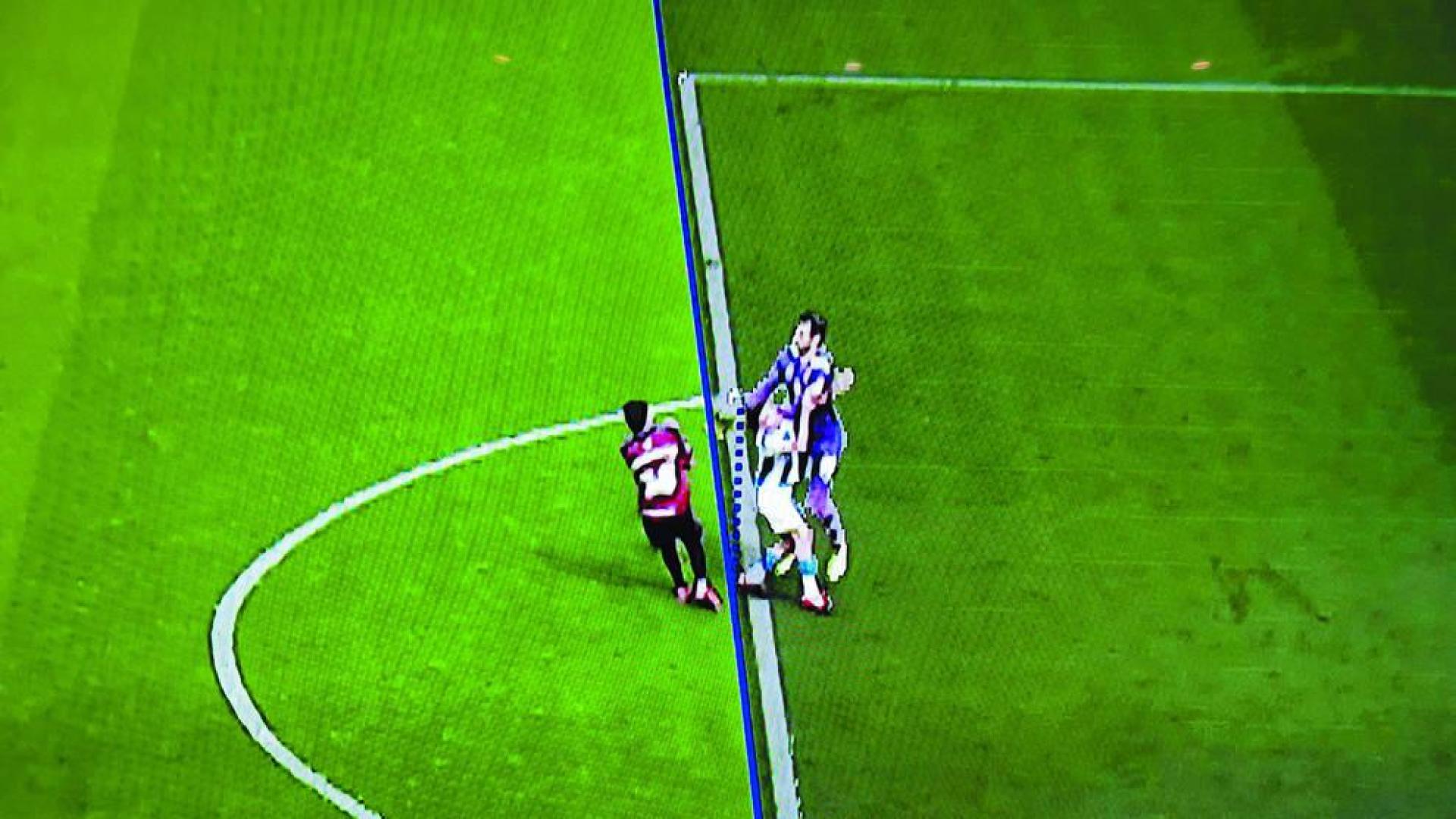 Momento en el que Diego López toca el balón fuera del área.