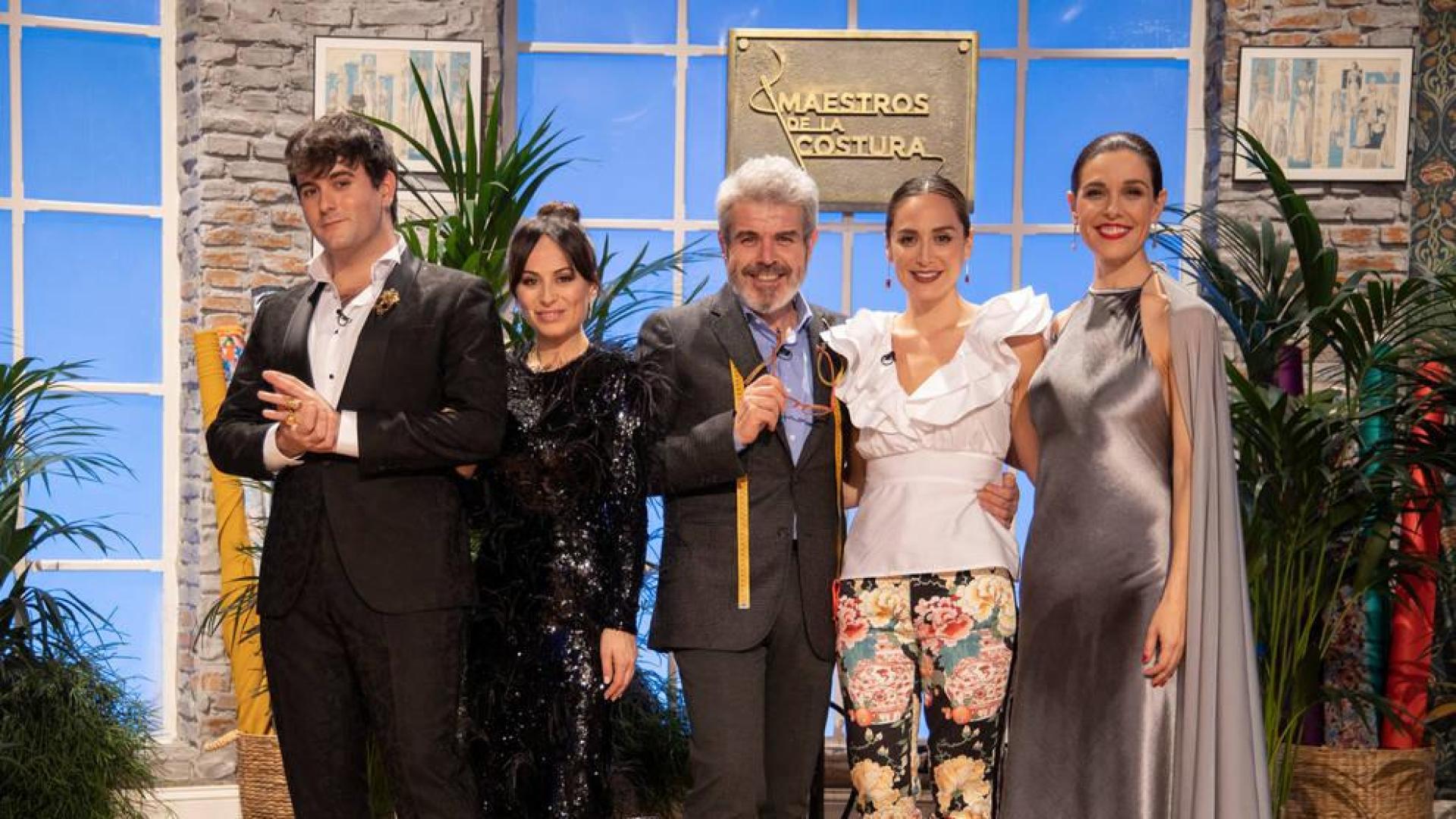 Tamara Falcó junto a Raquel Sánchez Silva y el jurado de 'Maestros de la costura'