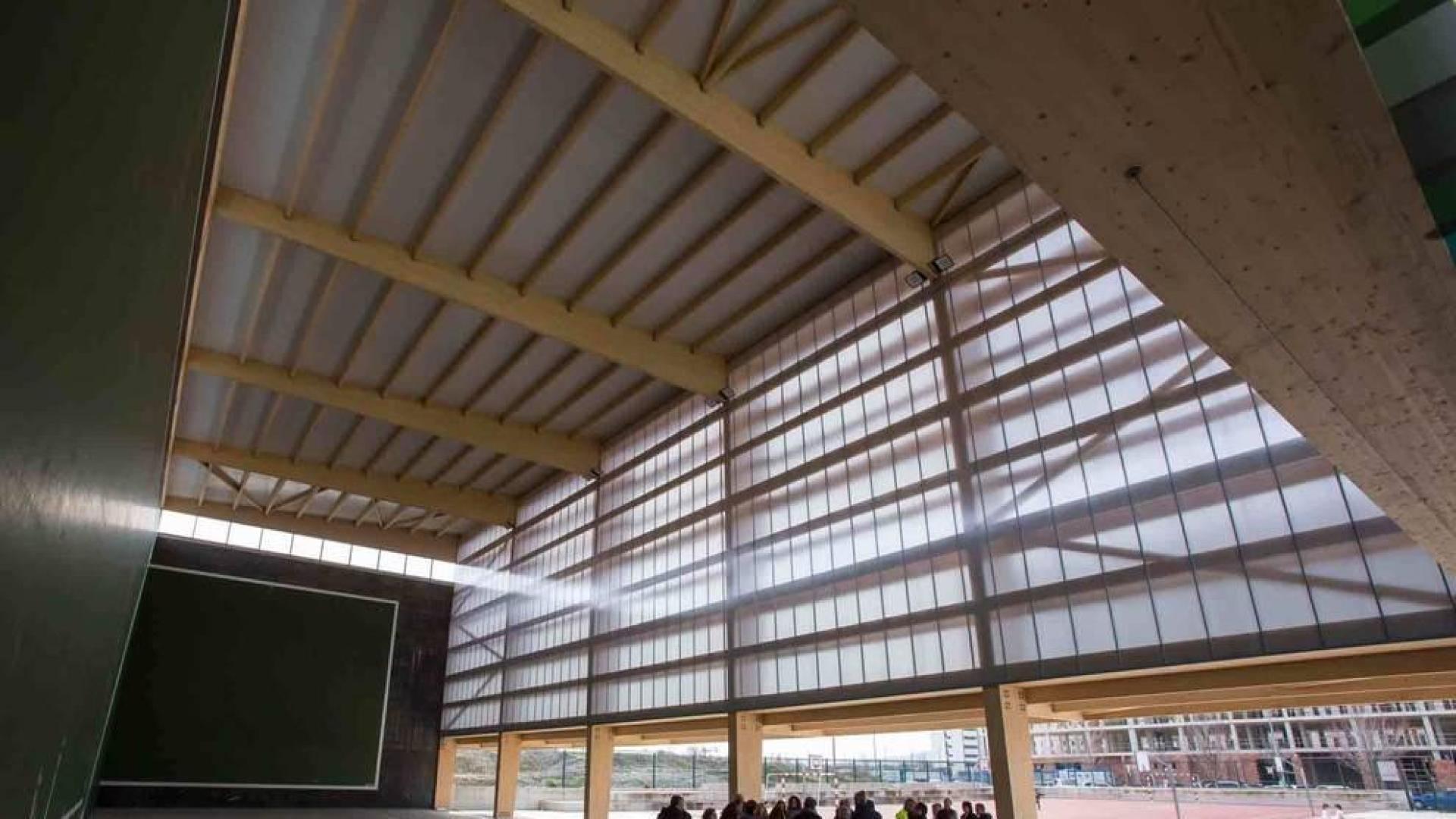 La nueva cubierta del frontón del patio de la Ikastola Hegoalde ya ha sido instalada