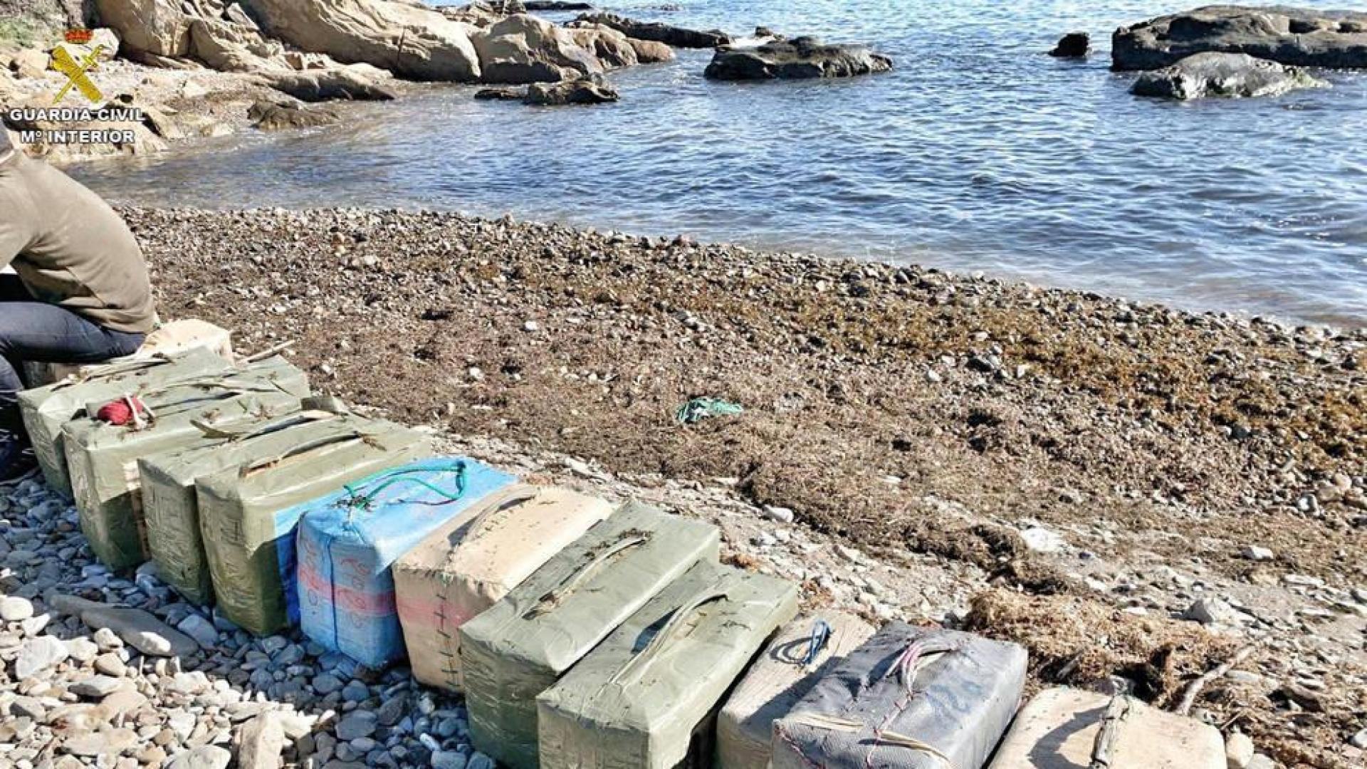 Fardos de hachís incautados en una operación contra el narcotráfico en la provincia de Cádiz