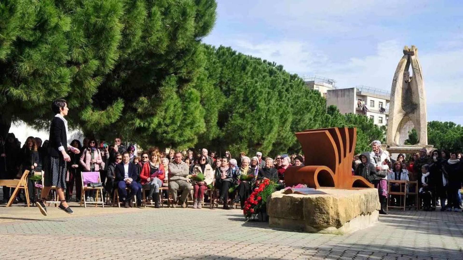 Una escultura reconoce en Peralta a las mujeres escritoras