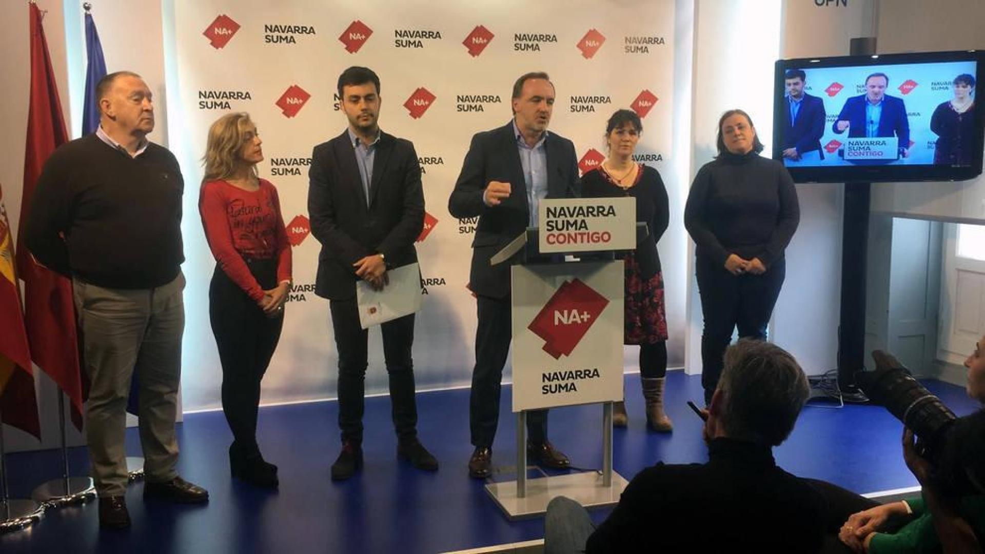 Javier Esparza, en la sede de UPN, con el alcalde de Estella, Gonzalo Fuentes, a su derecha.