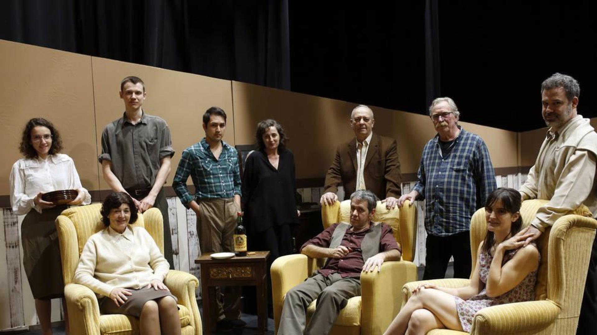 Sentados, Rosa Nagore (izq.), Pablo Asiáin e Itziar Andradas, junto al resto de participantes en la obra.