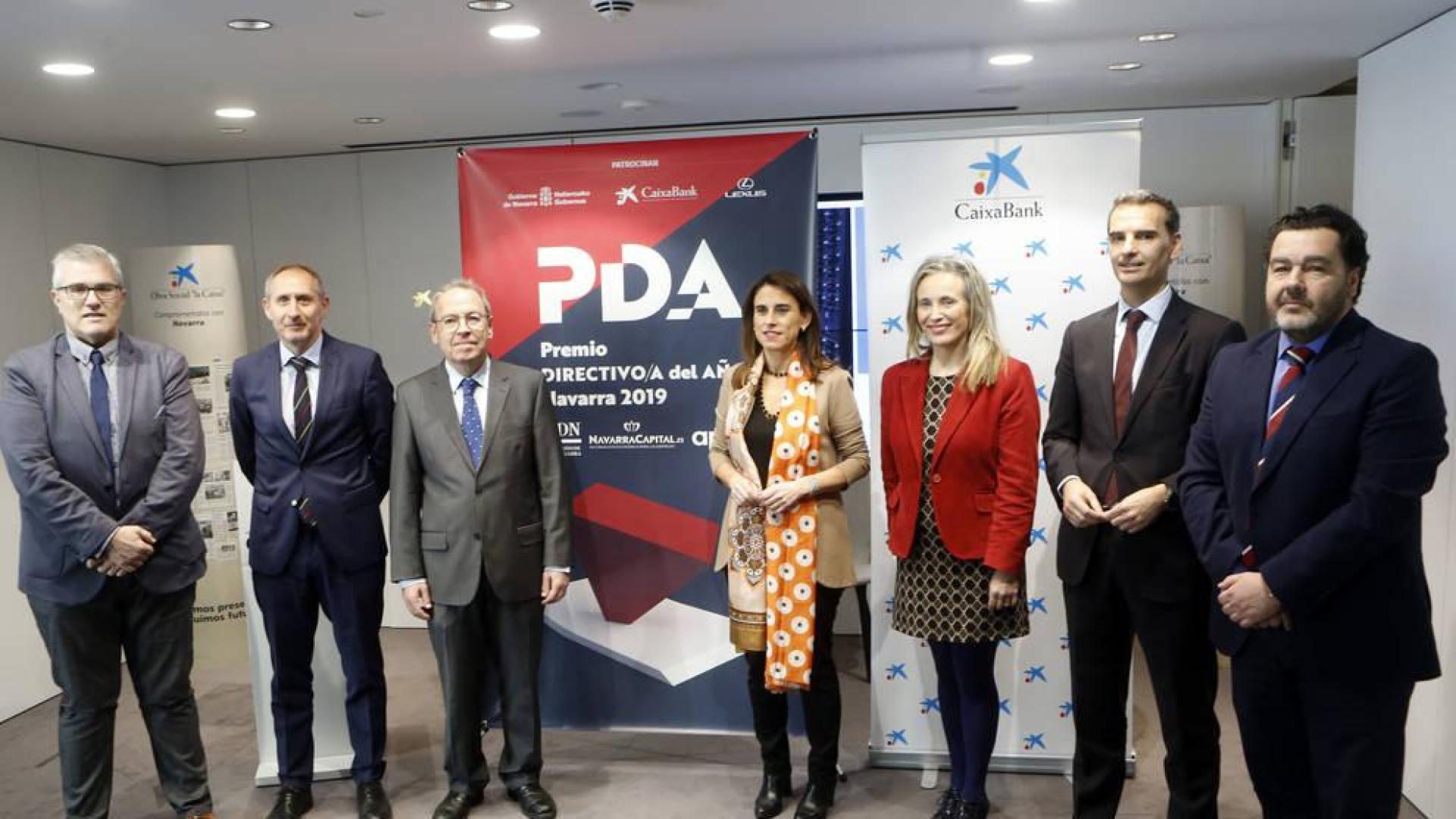 Presentación del Premio Directivo del Año. De izquierda a derecha: Tito Navarro (editor de Navarra Capital), José Manuel Erro (director general de La Información SA), Virgilio Sagüés (presidente de La Información SA), Isabel Moreno (directora territorial de Caixabank), Izaskun Goñi (Gobierno de Navarra), José Luis Larríu (director de Banca de Empresas de Caixabank) e Iñaki Díez de Arizaleta (director gerente de Lexus).