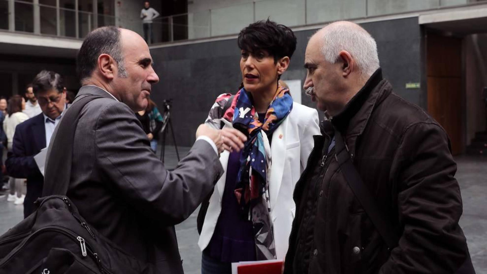 Los consejeros Manu Ayerdi, Elma Saiz y José Mª Aierdi hablan en el atrio del Parlamento.