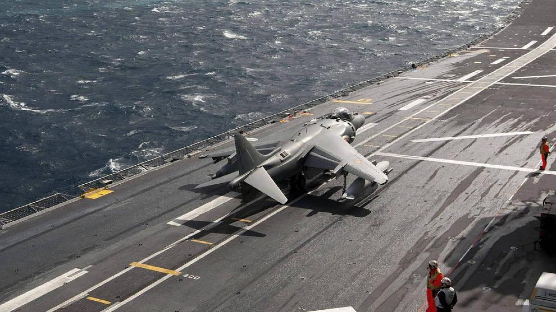 Una aeronave en el portaaviones Juan Carlos I.