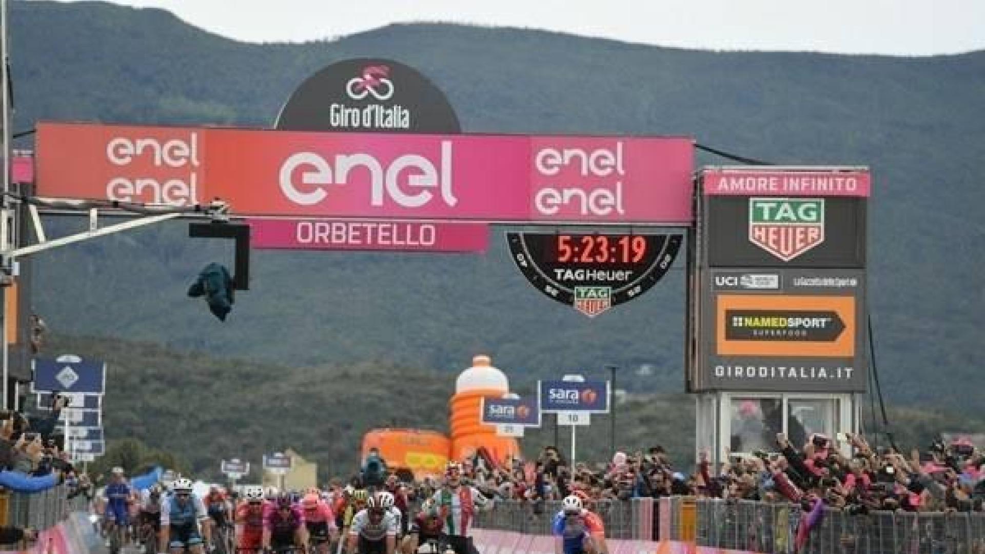 Gaviria aprovecha la descalificación de Viviani y se lleva la tercera etapa del Giro