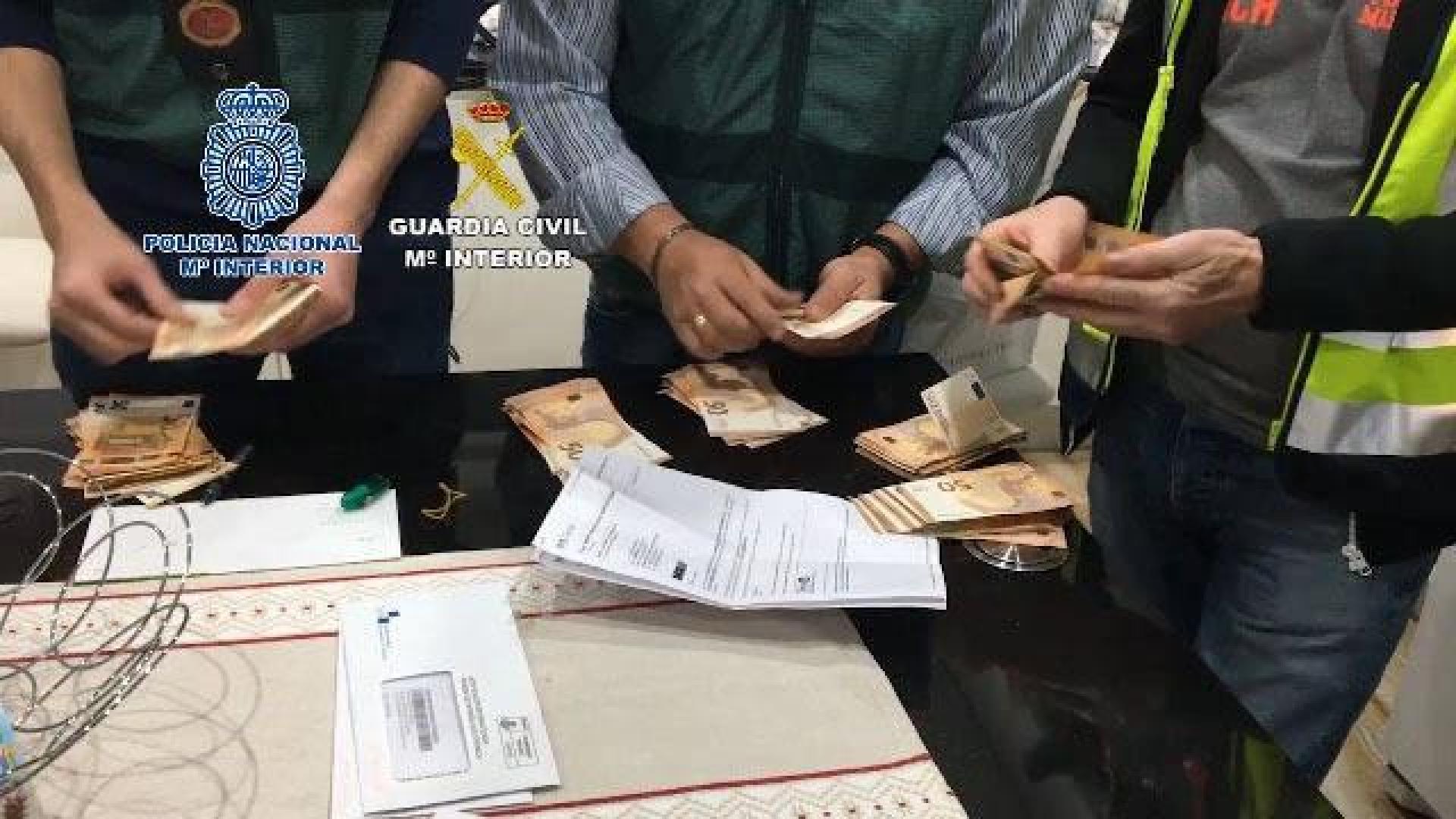 Una banda estafa tres millones a 100 víctimas clonando las SIM de sus móviles