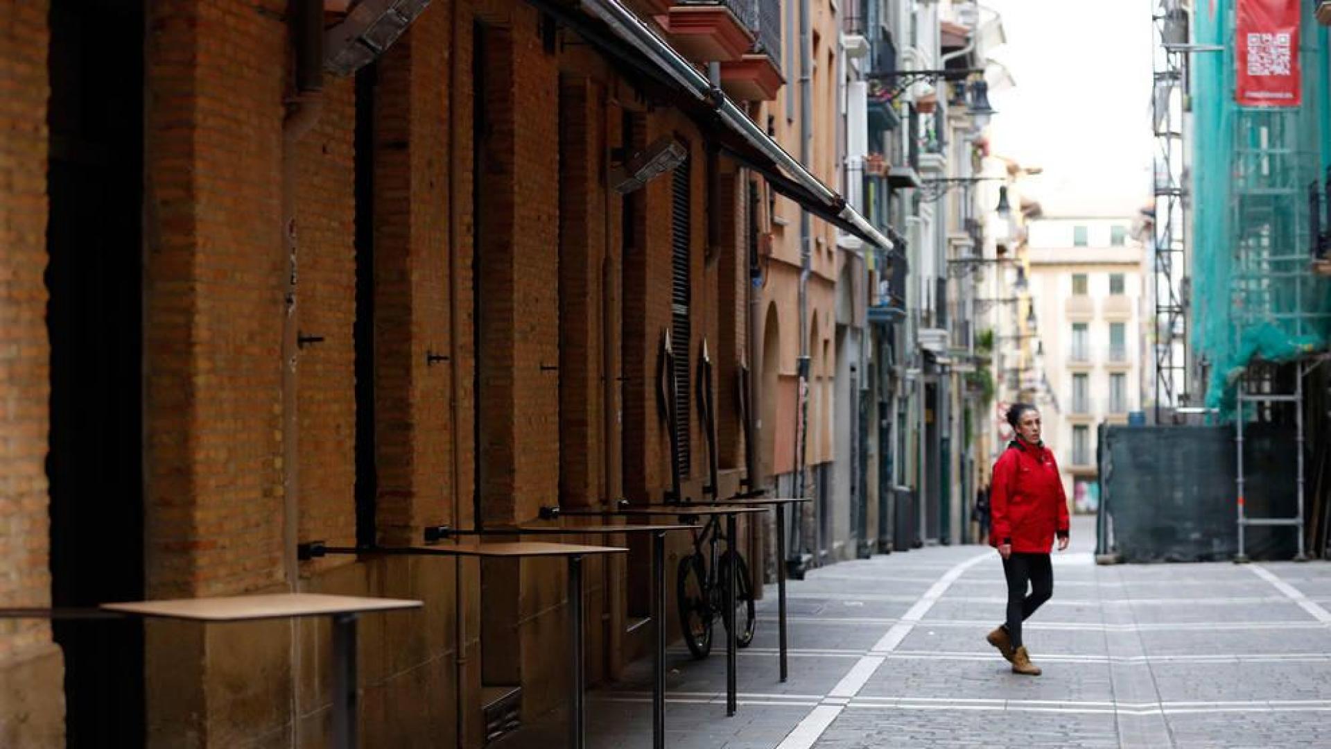 Bares cerrados y poca gente en las calles de Pamplona durante la madrugada
