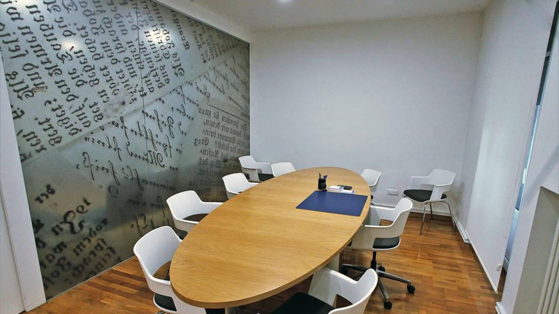 Mesa de firmas del despacho de la notaría de Aldaba y Doria, alrededor de la que se sientan los herederos para conocer los testamentos.