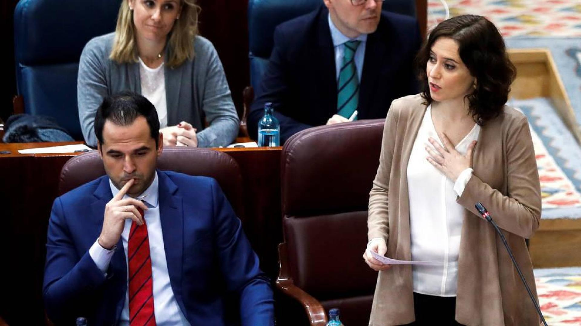 La presidenta de la Comunidad de Madrid, Isabel Díaz Ayuso y su vicepresidente Ignacio Aguado durante el pleno de la Asamblea.
