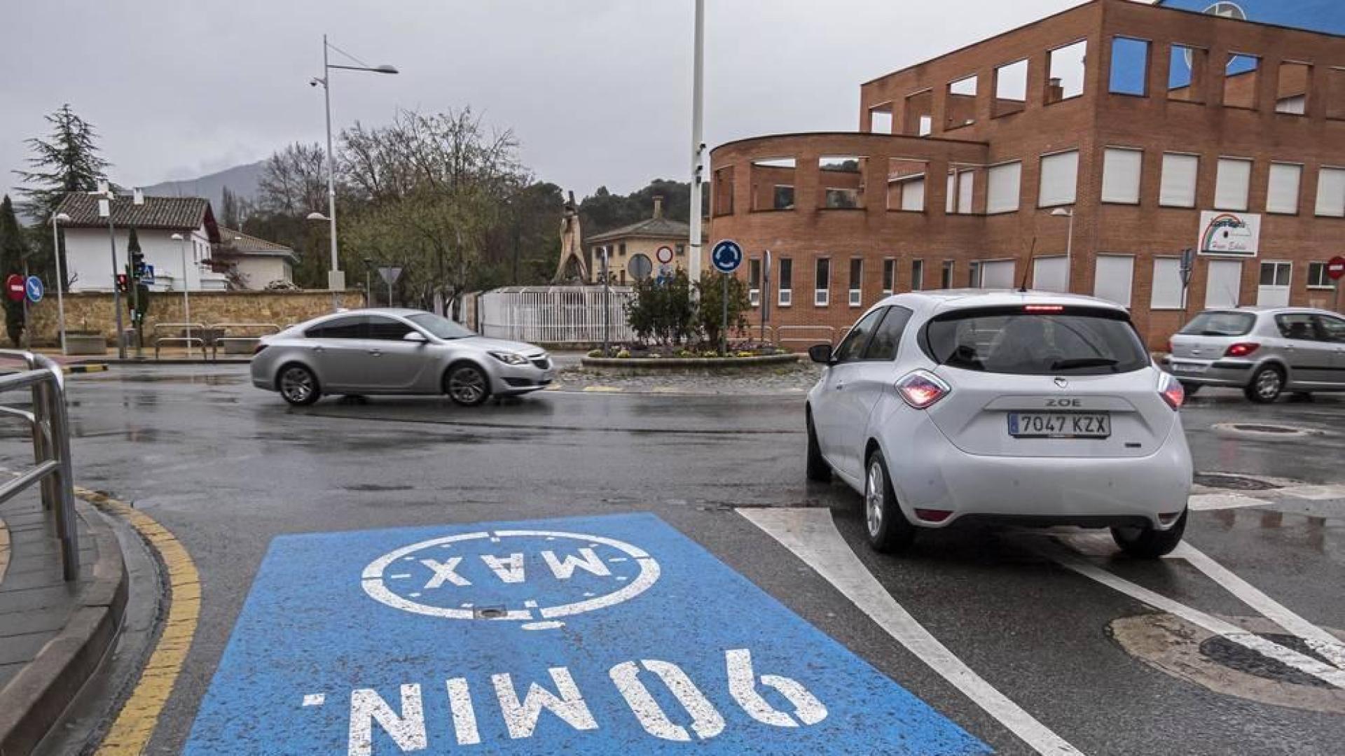 Un coche sale de la zona de estacionamiento limitado por la calle Gustavo de Maeztu.