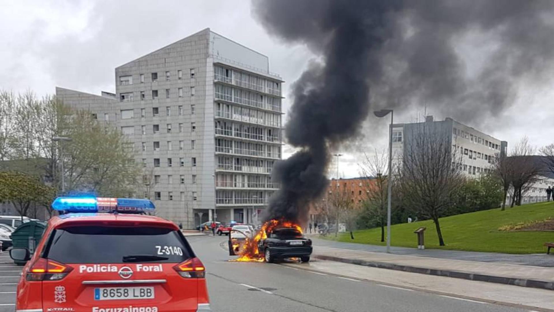 Los bomberos sofocan un aparatoso incendio en Mendillorri