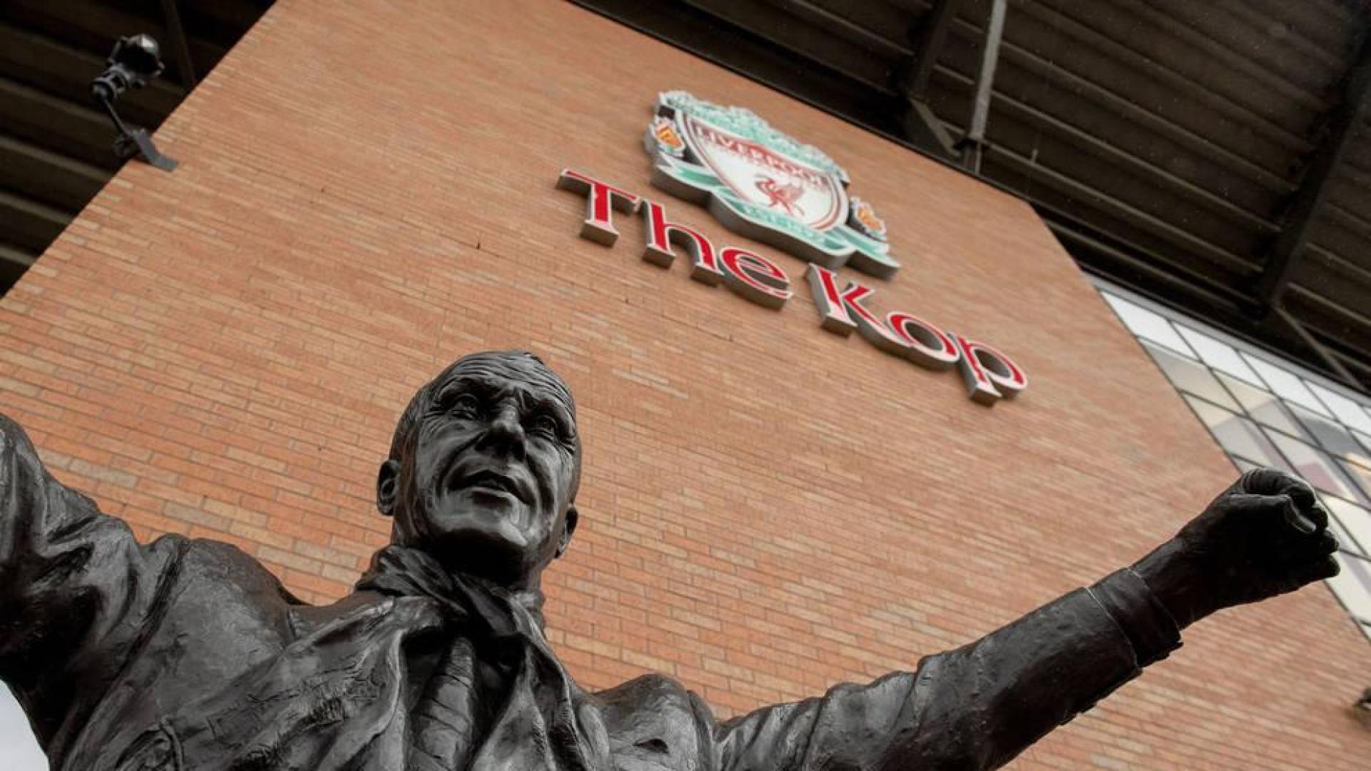 Estatua del mítico exentrenador del Liverpool Bill Shankly en la puerta del estadio de Anfield.