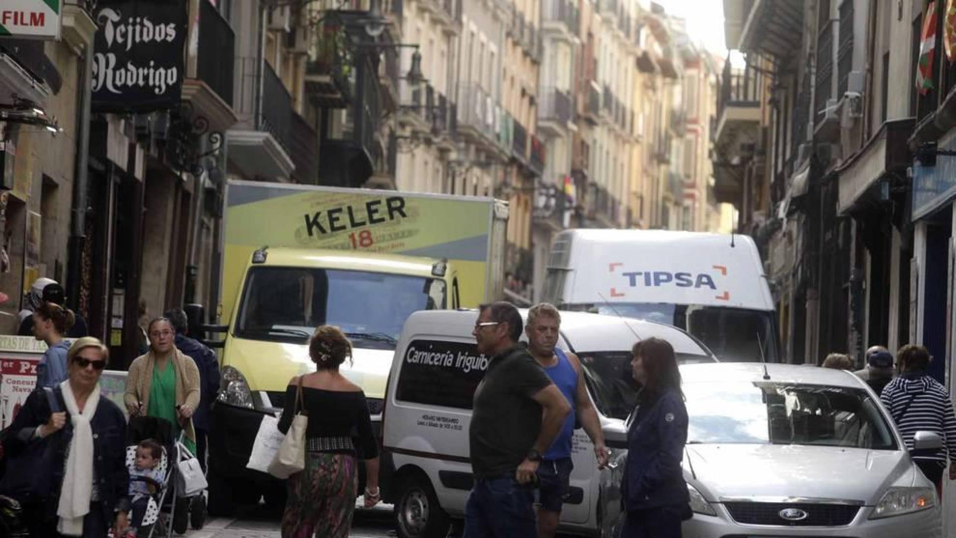 Imágenes de los problemas que genera la carga y descarga en el Casco Viejo de Pamplona.