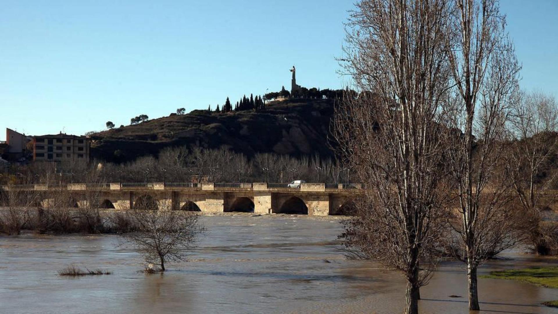 Imagen del río Ebro a su paso ayer por Tudela.