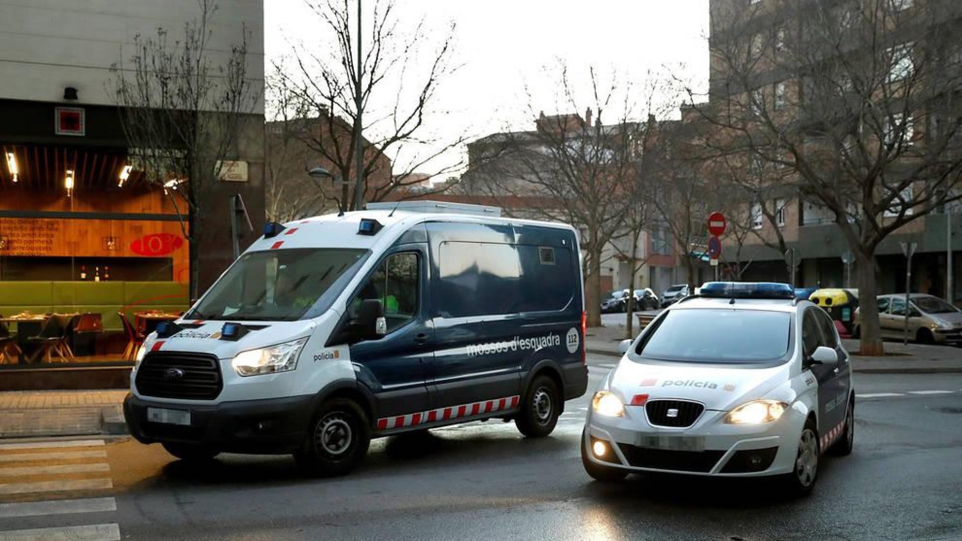 Los detenidos por la presunta violación múltiple de una joven de 18 años en Sabadell (Barcelona) llegan en un furgón de los Mossos d'Esquadra a los juzgados de Sabadell.