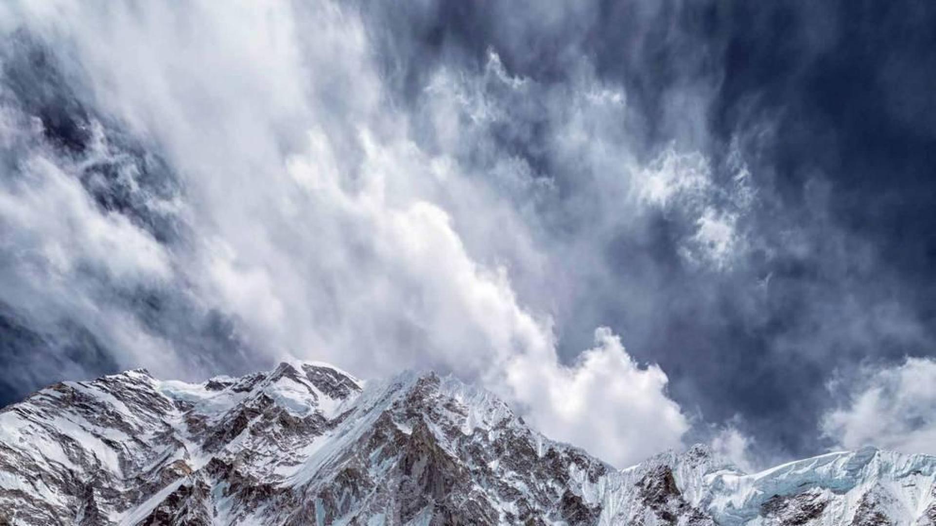 Una secuencia fotográfica de Javier Camacho Gimeno, aficado desde hace dos décadas en Pamplona, descubre perspectivas de ensueño sobre la cima del mundo que alcanzó el mayo. Las imágenes refrescan su memoria de satisfacción y penuria por el ímprobo esfuerzo que debió realizar después de arrebatar al descanso dos noches de vigilia por desnudar el alma del Everest.