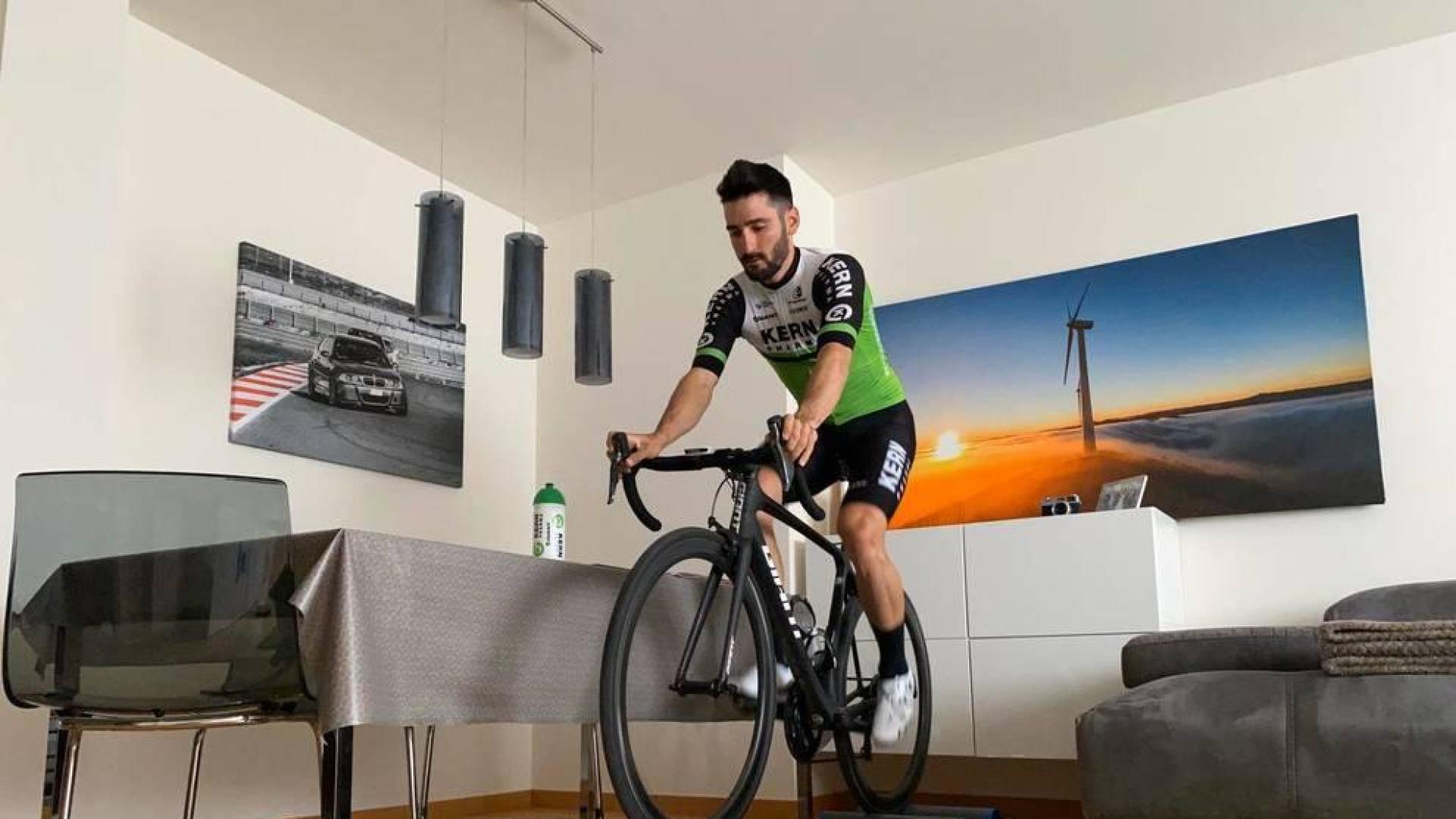 Enrique Sanz, ciclista navarro del Kern Pharma, se ejercita sobre el rodillo en su casa de Orkoien.