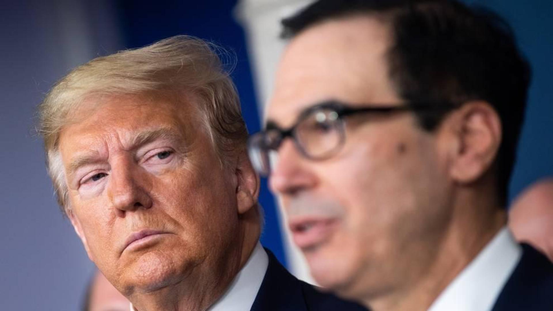 Donald Trump, junto a Steven Mnuchin, secretario del Tesoro de Estados Unidos.